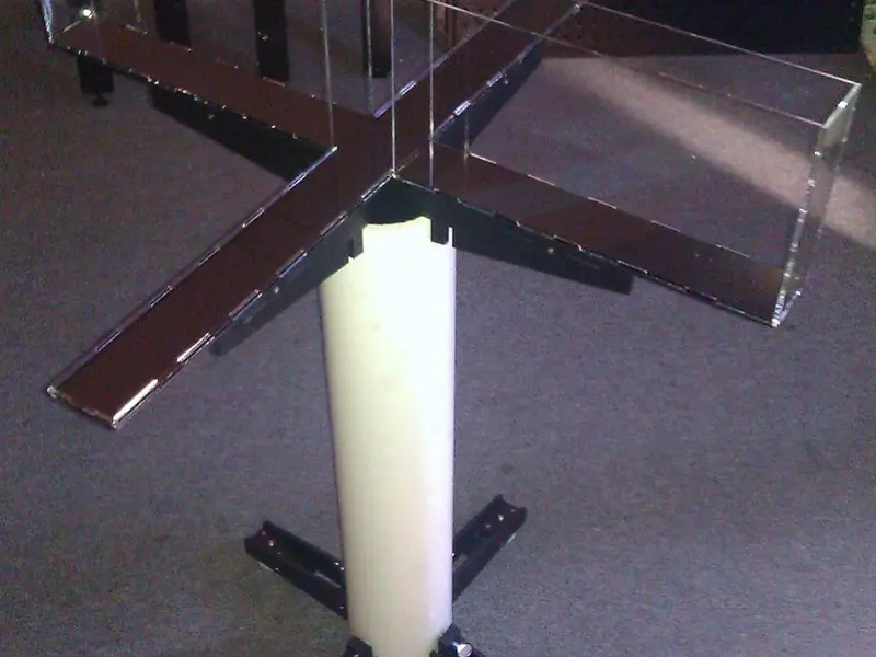 Elevated plus maze with two open and two closed arms
